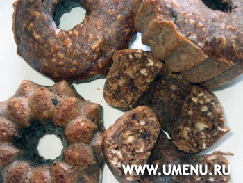 Шоколадный кекс с кокосовой стружкой, с кусочками шоколада и лесным орехом