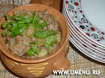 Печень с картофелем, запеченные в горшочке