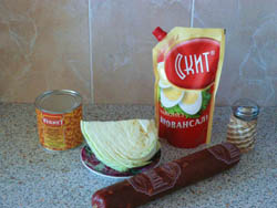 Салат с колбасой,капустой и кукурузой.