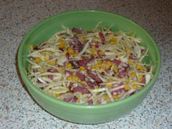 Салат с колбасой,капустой и кукурузой.