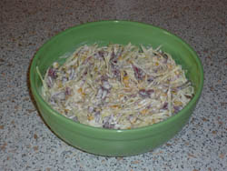 Салат с колбасой,капустой и кукурузой.