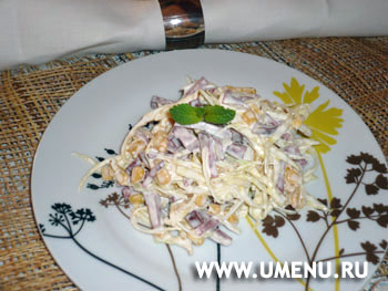 Салат с колбасой,капустой и кукурузой.