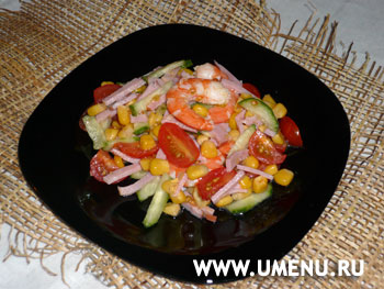 Салат с креветками, кукурузой и помидорами