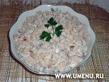Салат с куриным филе, грецкими орехами и ананасами