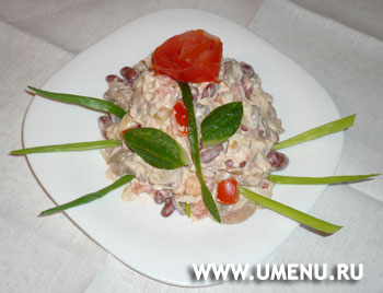 Салат с курицей и фасолью