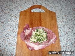 Свинина, фаршированная сыром и зеленью