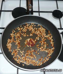 Салат с куриным филе и кедровыми орешками
