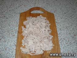 Салат с куриным филе и кедровыми орешками