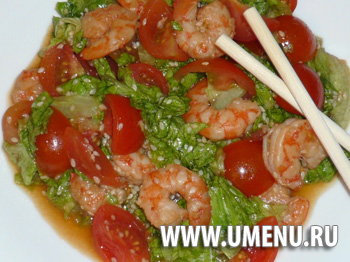 Салат с тигровыми креветками, салатом и помидорами