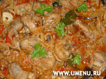 Курица, тушенная с капустой